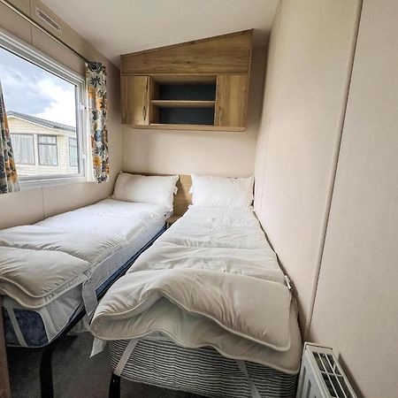 Homely 8 Berth Caravan At Dovercourt Holiday Park, Essex Ref 44201H Great Oakley  Kültér fotó
