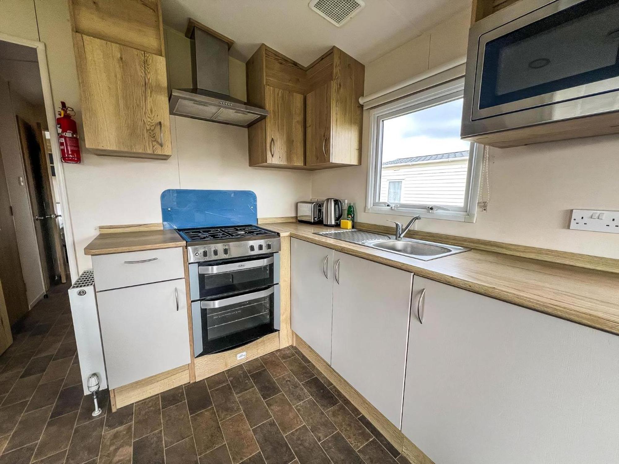 Homely 8 Berth Caravan At Dovercourt Holiday Park, Essex Ref 44201H Great Oakley  Kültér fotó
