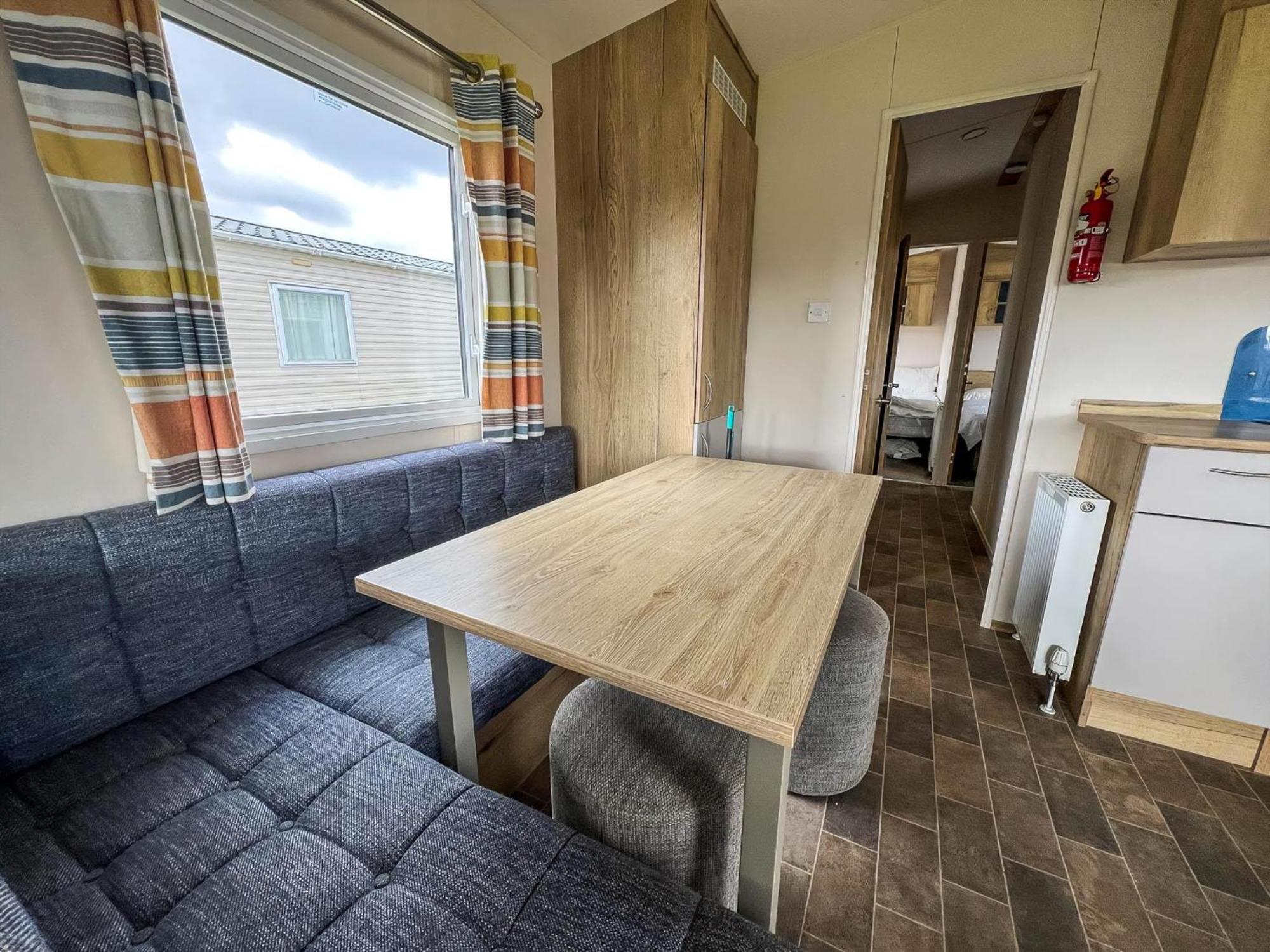 Homely 8 Berth Caravan At Dovercourt Holiday Park, Essex Ref 44201H Great Oakley  Kültér fotó